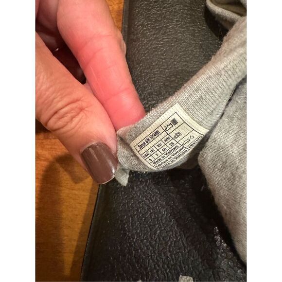 Woman’s sanuk sandals shipping available - Picture 3 of 5